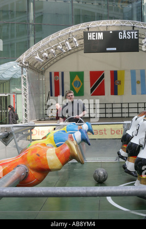 Jouer lifesize baby-foot pendant worldcup Berlin Allemagne Banque D'Images