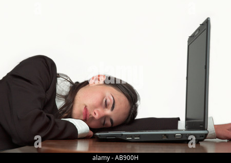 Young businesswoman sleeping at desk in office Banque D'Images