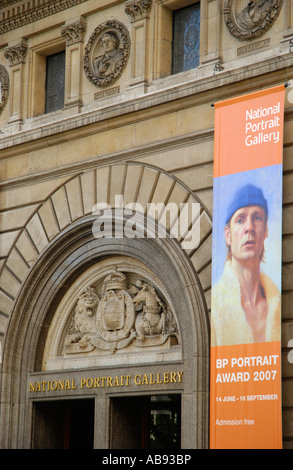 Entrée au Musée national du portrait montrant la publicité de bannière BP Portrait Award 2007 London England Banque D'Images