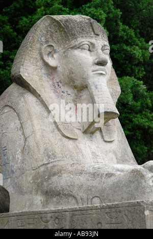 Statue de sphinx en pierre à l'entrée de l'ancienne Angleterre Londres Crystal Palace Banque D'Images