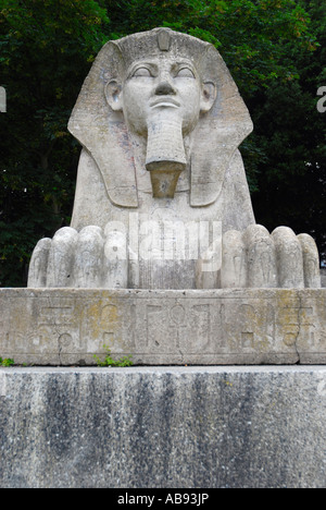 Statue de sphinx en pierre à l'entrée de l'ancienne Angleterre Londres Crystal Palace Banque D'Images