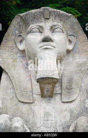 Close up of stone statue de sphinx à l'entrée de l'ancienne Angleterre Londres Crystal Palace Banque D'Images