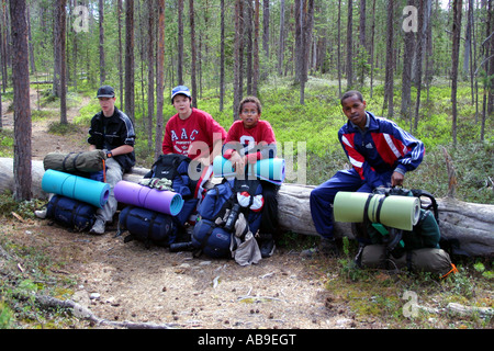 Les garçons se reposant à sentier Karhunkierros, Finlande, Oulu, Kuusamo Banque D'Images