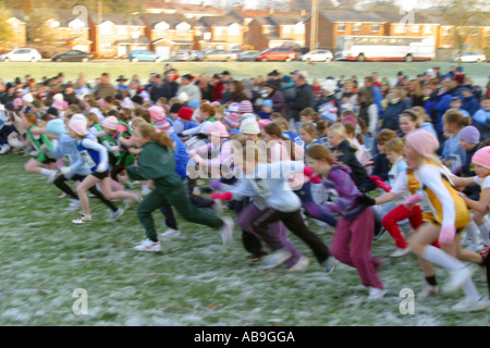 Les jeunes enfants à l'école cross country Banque D'Images