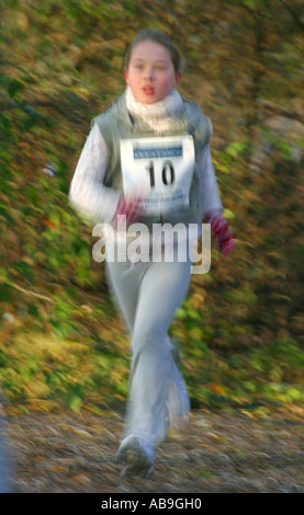 Jeune fille courir à l'école cross country Banque D'Images