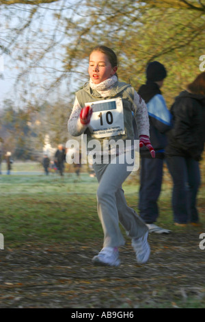 Jeune fille courir à l'école cross country Banque D'Images