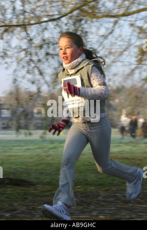 Jeune fille courir à l'école cross country Banque D'Images