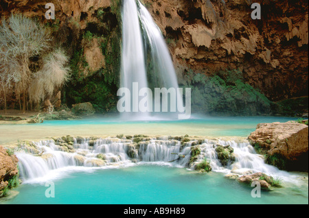 Havasu Falls, de l'eau couleur turquoise, USA, Arizona, Réserve indienne Havasupai. Banque D'Images