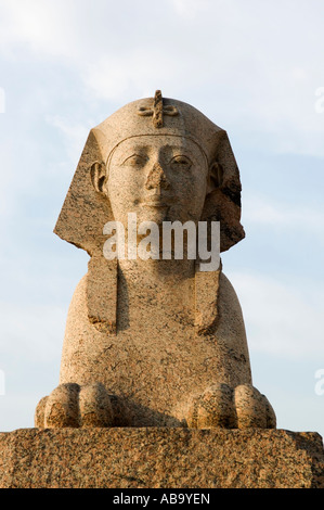 L'un des sphinx flanquant la colonne de Pompée, Alexandria, Egypte Banque D'Images