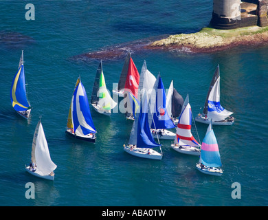 Vue aérienne. Yachts dans les aiguilles phare. Le tour de l'île de la race. Île de Wight. UK. Banque D'Images