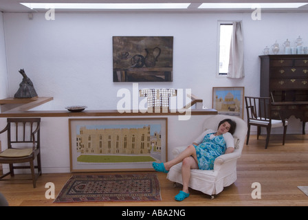 Dormant dans une galerie d'art, la jeune femme dort dans un fauteuil à Kettles Yard, Cambridge Cambridgeshire Angleterre Royaume-Uni 2007 2000s HOMER SYKES Banque D'Images