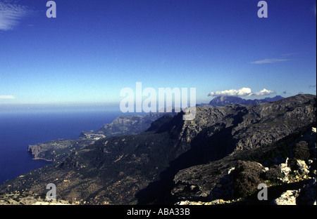 1996 MALLORCA Le robuste de Tramuntana et couverte d'arbres sur la côte nord de l'île espagnole de Majorque Banque D'Images