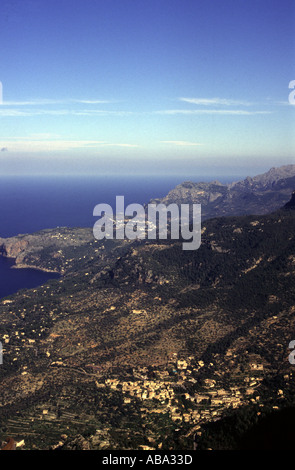 1996 MALLORCA Le robuste de Tramuntana et couverte d'arbres sur la côte nord de l'île espagnole de Majorque Banque D'Images