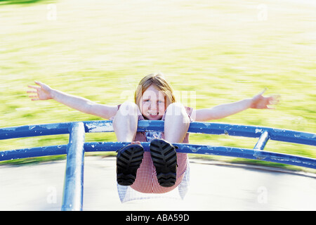 Fille sur un rond-point Banque D'Images