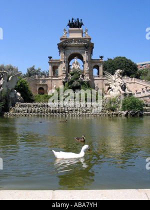 Étang et monumentale de la police, Parc de la Ciutadella, Barcelone, Espagne. Banque D'Images