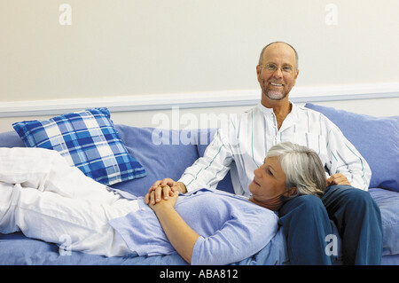 Couple sur le canapé Banque D'Images