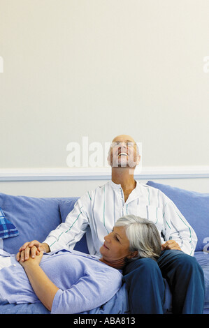 Couple sur le canapé Banque D'Images