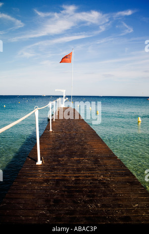 Pier d'offres bateaux à la plage Tahiti Ramatuelle, Côte d'Azur, Var, France Banque D'Images