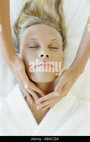 Woman receiving massage du visage Banque D'Images