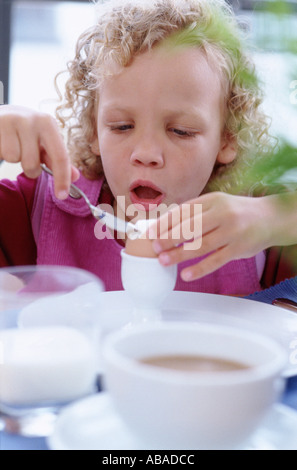 Girl eating breakfast Banque D'Images