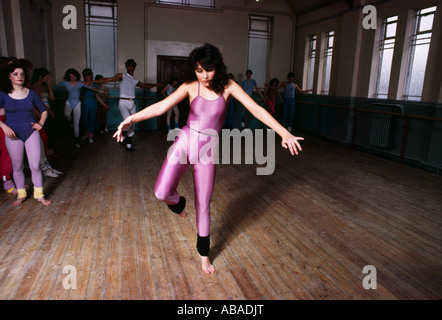 Danseuse moderne sur un pied Banque D'Images