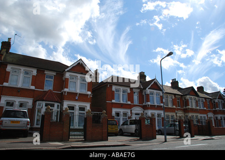 Rue avec maisons typiquement britannique East London Ilford UK Banque D'Images