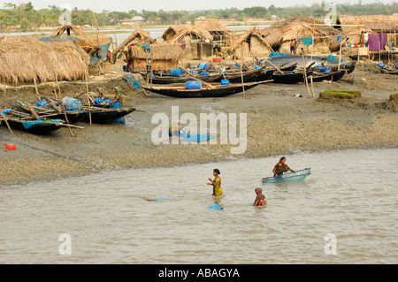 Les femmes le poisson rouge dans la rivière des crevettes larvea Passur Chandpai Bangladesh . Banque D'Images