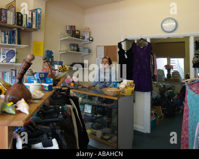 St Rafael Hospice Charity Shop Interior2166 et des vêtements en vente Nord Cheam Surrey England Banque D'Images