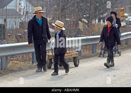 La famille Amish wagon sur place au printemps vente de boue le comté de Lancaster PA Pennsylvania USA Banque D'Images