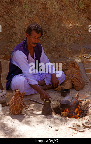 Tribesman Ababda préparer le café dans la vallée du désert de Wadi el Gemal Parc National, l'Égypte Banque D'Images