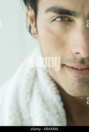 Homme avec une serviette autour du cou, cropped portrait Banque D'Images