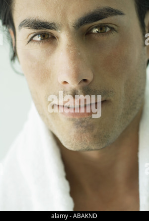 Homme avec une serviette autour du cou, close-up Banque D'Images