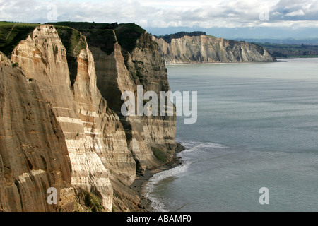 Falaises montrent clairement des strates géologiques et des couches volcaniques près de Cape Kidnappers en Nouvelle-Zélande s Hawke's Bay Banque D'Images