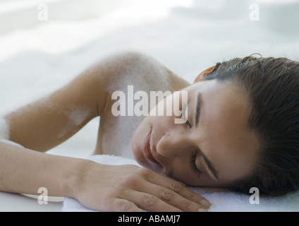 En femme de baignoire à remous de côté Banque D'Images