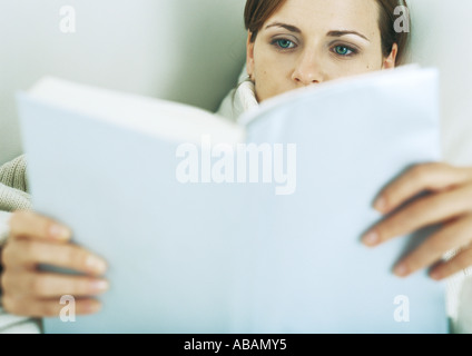 Woman Reading book Banque D'Images