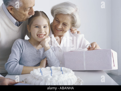 Fille aux grands-parents pour son anniversaire Banque D'Images