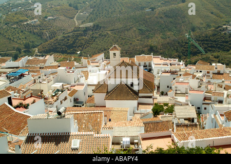 Les toits de tuiles et dans le village de montagne de la ville de Frigiliana Espagne du sud Europe EU Banque D'Images