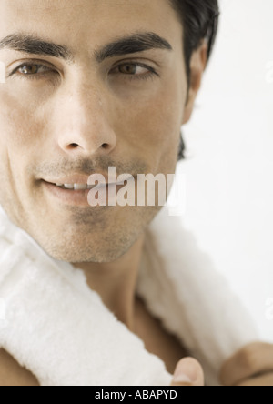 Homme avec une serviette autour du cou, close-up Banque D'Images