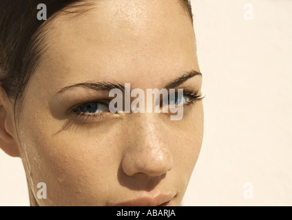 Mouiller le visage de femme, cropped Banque D'Images