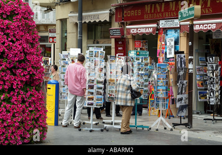 Les touristes choisissant photo cartes postales sur le trottoir. Malaga Espagne du sud Europe EU Banque D'Images