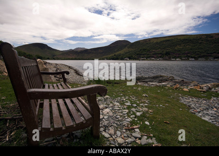 Banc de la recherche à la vue des côtes, Lochranza, Arran, côte ouest de l'Ecosse, Royaume-Uni Banque D'Images