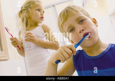 Les enfants se brosser les dents Banque D'Images