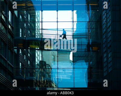 Businessman in Office Block Banque D'Images