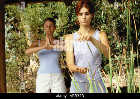 Deux femmes pratiquer le tai chi et le yoga Banque D'Images