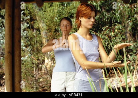 Deux femmes pratiquant le yoga et le tai chi Banque D'Images