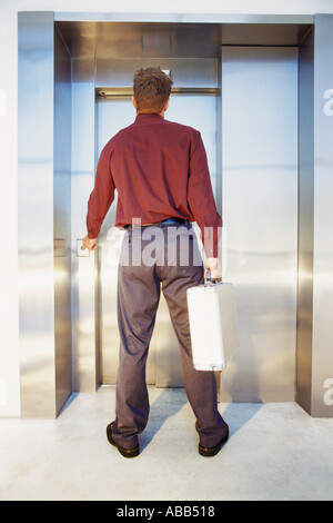 Homme d'affaires en attente d'ascenseur Banque D'Images