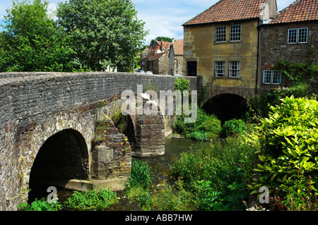 Old Stone Road Bridge et maisons sur la rivière Chew Pensford Avon Somerset Banque D'Images