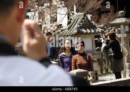 Les touristes japonais à prendre des photos au complexe du Temple Kiyomizudera entouré de cerisiers de Kyoto, Japon Banque D'Images