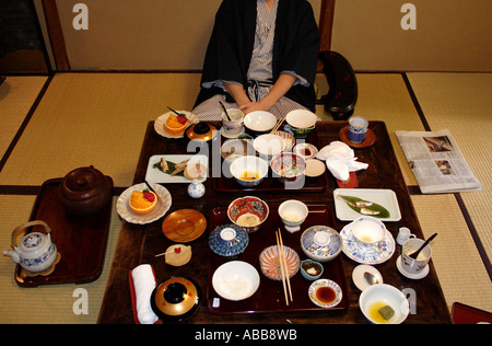 Auberge traditionnelle japonaise, un repas à l'intérieur d'une chambre d'hôte, Kyoto, Japon Banque D'Images