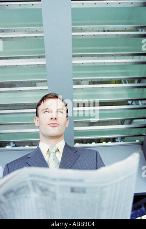 Businessman waiting in airport lounge Banque D'Images